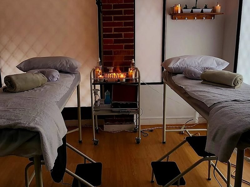 Camillas del consultorio con ambiente cálido y velas