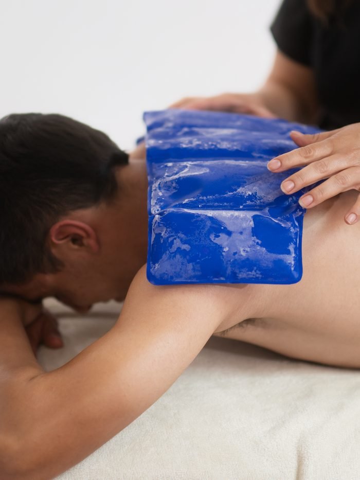 Fisioterapeuta evaluando la espalda de una paciente